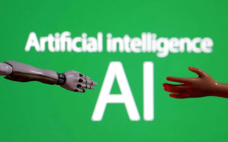 Mãos artificiais simulam robô e humano estendendo as mãos