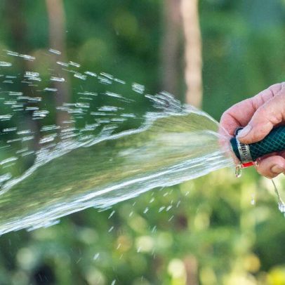 Colocar o dedo na ponta da mangueira aumenta o fluxo de água, aponta estudo