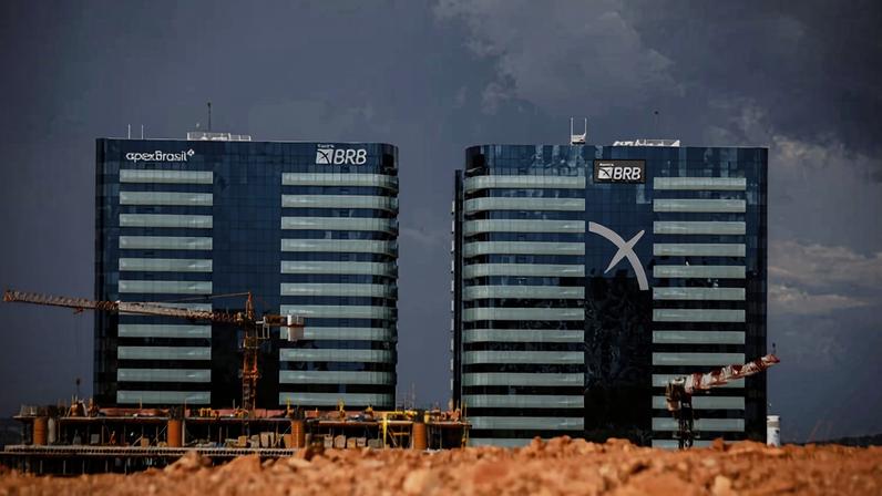Vista da fachada dos edifícios que compõem a sede do Banco de Brasília (BRB), na capital federal.