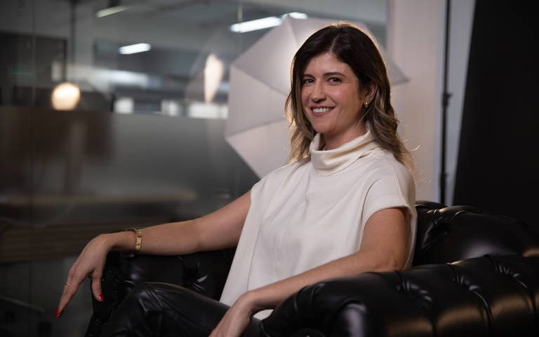 A psicóloga Aline Wolff no estúdio da TV Folha