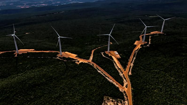 Torres eólicas e áreas desmatadas em Uibaí, Bahia