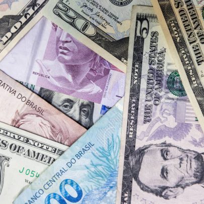 Dólar sobe 1% com investidores de olho no cenário eleitoral