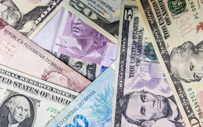 Notas de reais e dólares