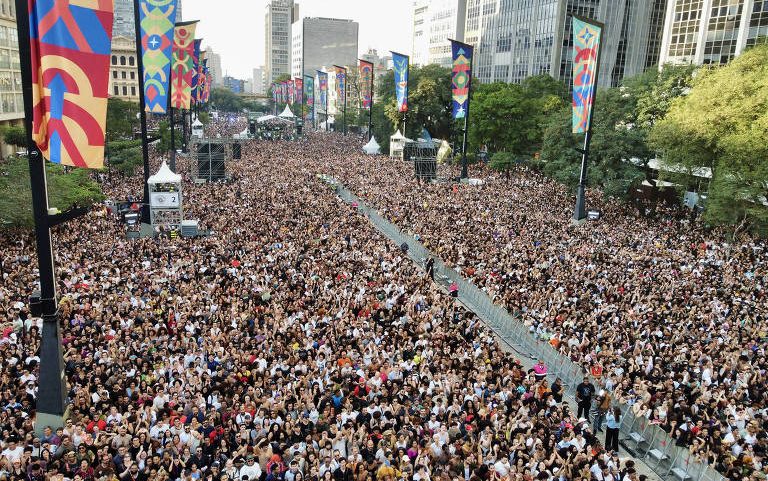 Público reunido no vale do Anhangabaú, no centro de São Paulo, durante o show da cantora Liniker, uma das apresentações da Virada Cultural 2025
