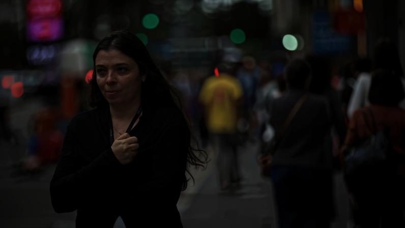 Pedestres se agasalham na região da avenida Paulista, na região central de São Paulo; previsão para o fim de semana é de temperaturas de 13°C a 21°C na capital