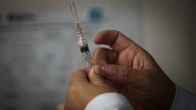 Profissional de saúde prepara vacina contra a dengue na UBS Nair Nunes da Silva, no Jardim Reimberg, zona sul da capital