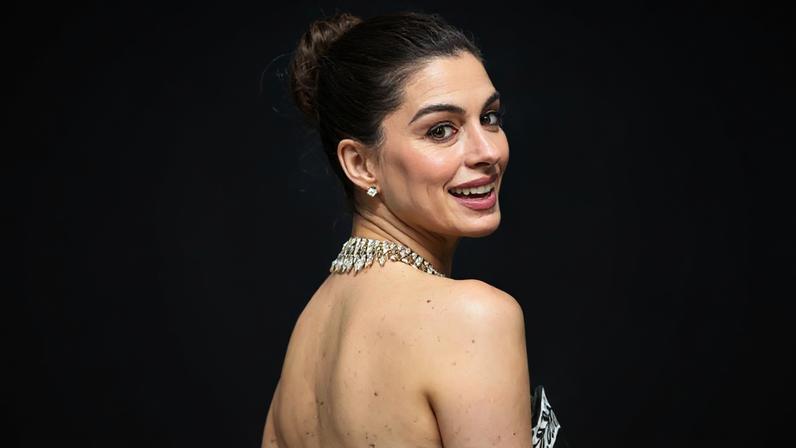 Aos 43 anos, Anne Hathaway segue uma rotina de exercícios inspirada na dança, no pilates e no treino funcional; entenda