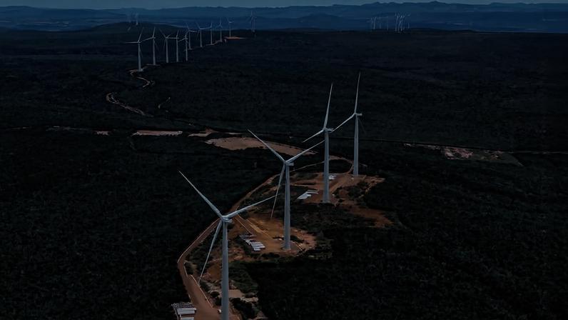 Torres eólicas e áreas desmatadas para a expansão do Complexo Eólico Ventos de Santa Eugênia, localizado em Uibaí (BA), na região da Chapada Diamantina
