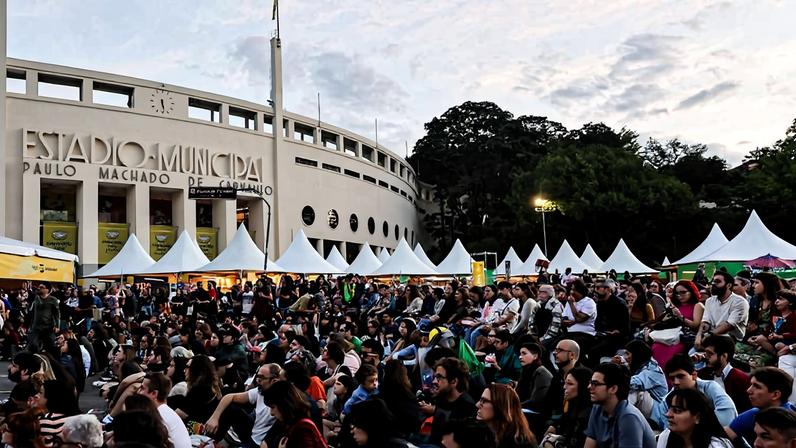 Movimentação na Feira do Livro, no Pacaembu, realizada no passado