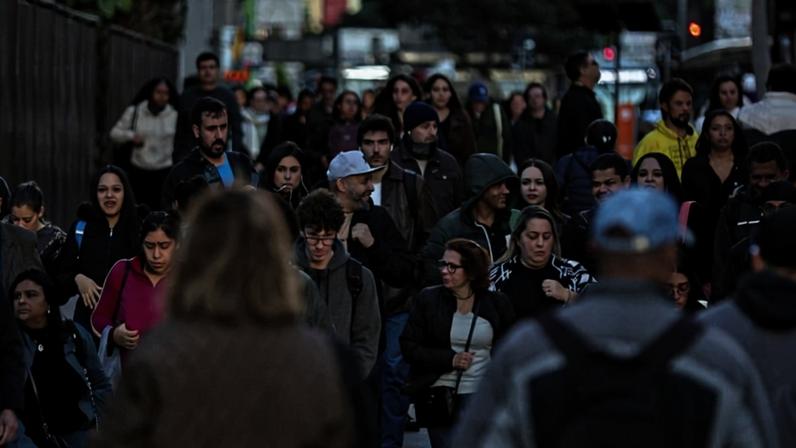 Pessoas caminham na avenida Paulista, em São Paulo