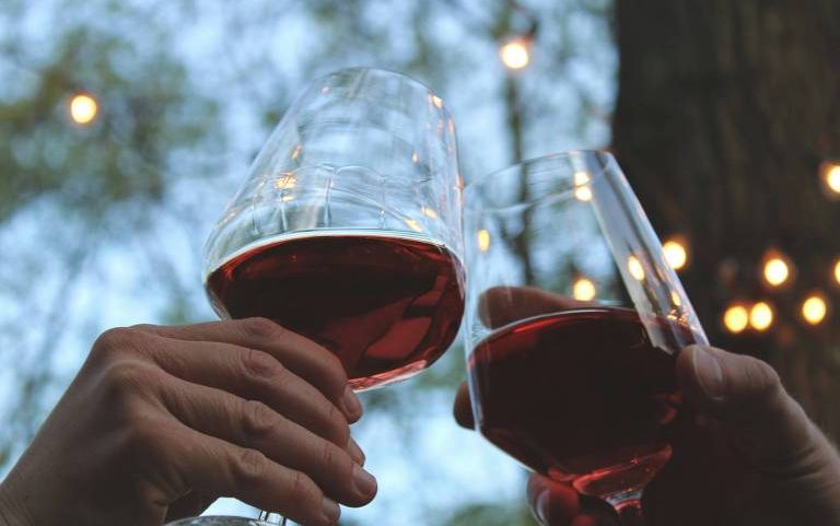 Brinde com taças de vinho tinto