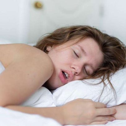 Melhor posição para dormir e aliviar a sinusite durante a noite