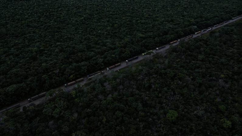 Carretas carregando soja percorrem a BR-163, em Mato Grosso; rodovia hoje serve para escoar produção na região onde é projetada a Ferrogrão
