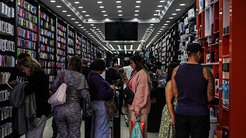 Consumidores fazem compras em loja na 25 de Março, em São Paulo