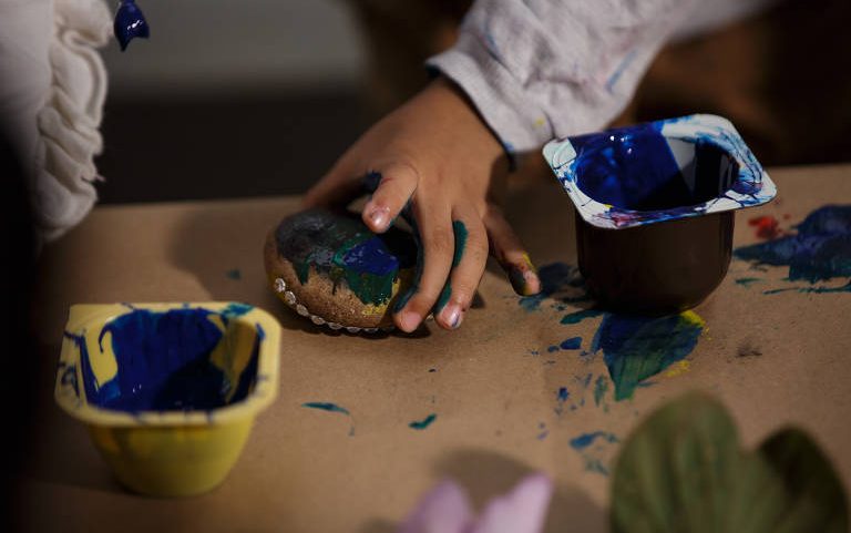 Fotos de menino com autismo brincando com tintas; crianças são o maior grupo de diagnosticados