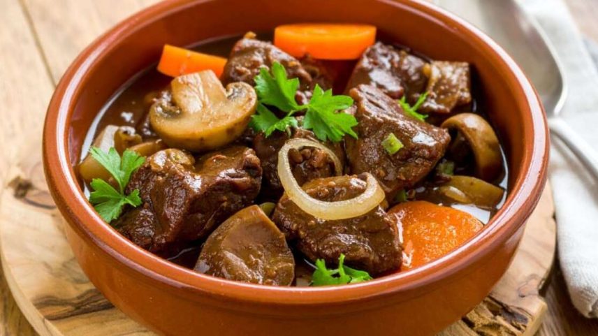Carne de panela com cogumelo e cenoura
