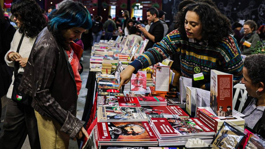 Visitante procura livros durante a Flipei, Festa Literária Pirata das Editoras Independentes, em São Paulo