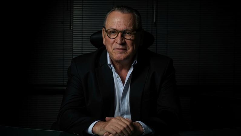 Sidney Oliveira anunciando seu próprio canal de televisão, Ultrafarma TV, em 2023