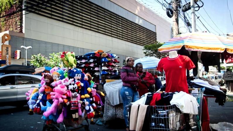 Vendedores ambulantes na Rua Tiers, no bairro do Brás, em São Paulo