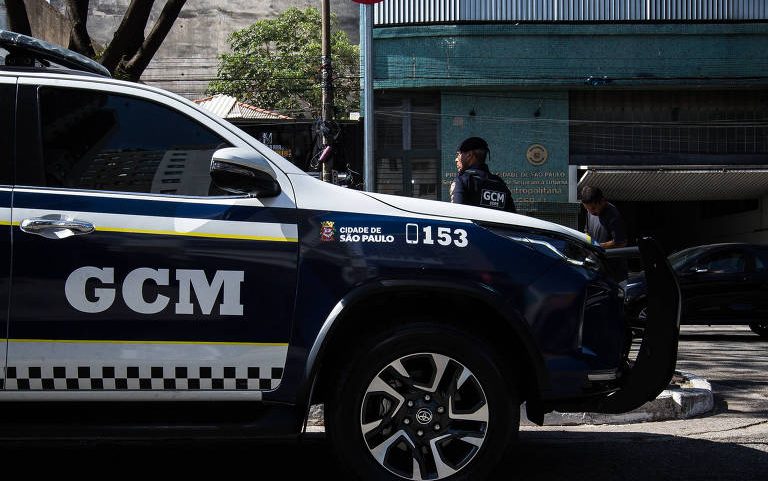 Viatura em frente ao prédio da GCM em São Paulo, na rua General Couto de Magalhães, Santa Ifigênia
