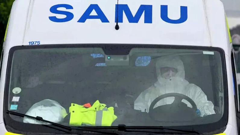 Ambulância transportando franceses suspeitos de contaminação pelo hantavírus em 10 de maio de 2026.