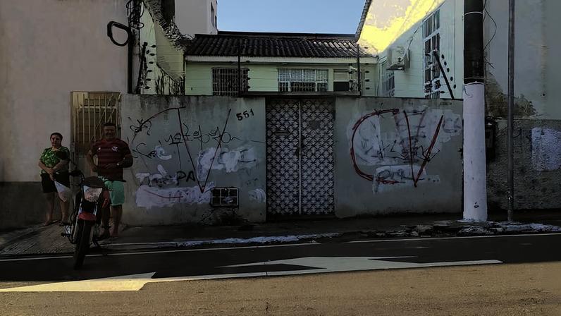 Muros de casa na avenida Leonardo Melcher, na região central de Manaus (AM), com pichações em referência ao Comando Vermelho e letras do PCC apagadas com tinta