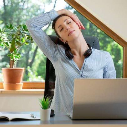 Alongamento no trabalho: 5 movimentos para aliviar dores nas costas