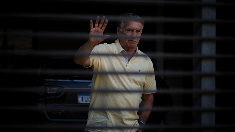 Bolsonaro na garagem de casa, onde cumpre pena por tentativa de golpe, em foto de setembro do ano passado