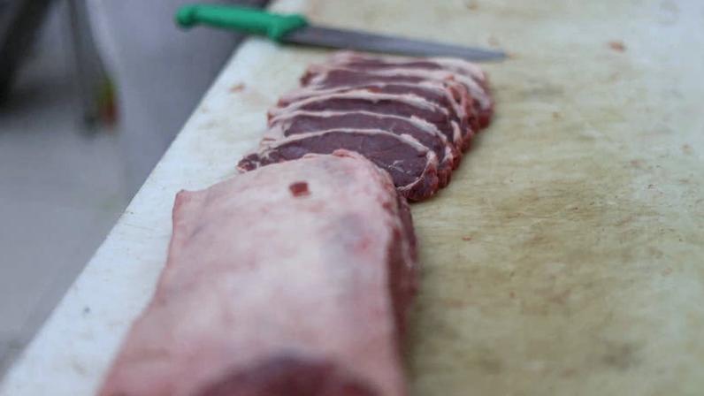 Carne é cortada em açougue do Rio de Janeiro