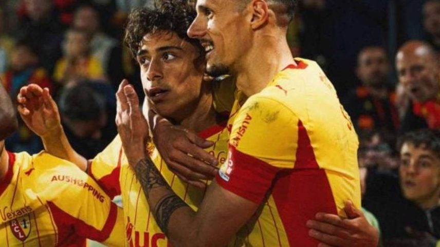 Jogadores do Lens comemoram o gol marcado pelo jovem Mezian Soares / Jogada10