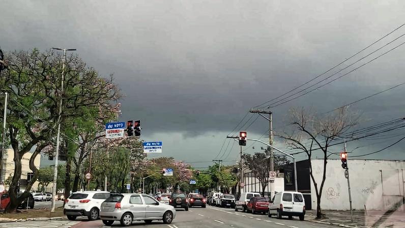 Tempo fechado na região norte da cidade de São Paulo; previsão para esta quarta (20) é de temperatura máxima de 20°C na capital paulista