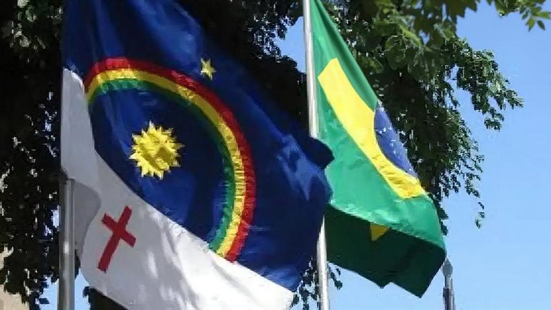 Bandeira de Pernambuco e do Brasil.