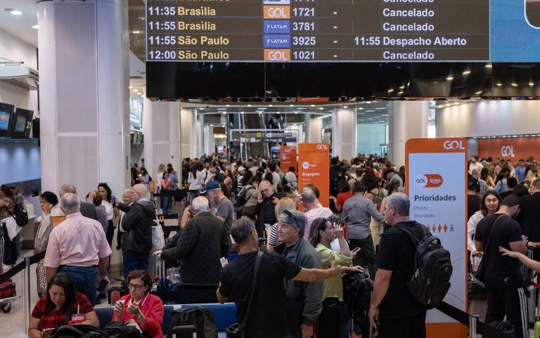 Movimentação de passageiros no Aeroporto de Congonhas após suspensão de voos