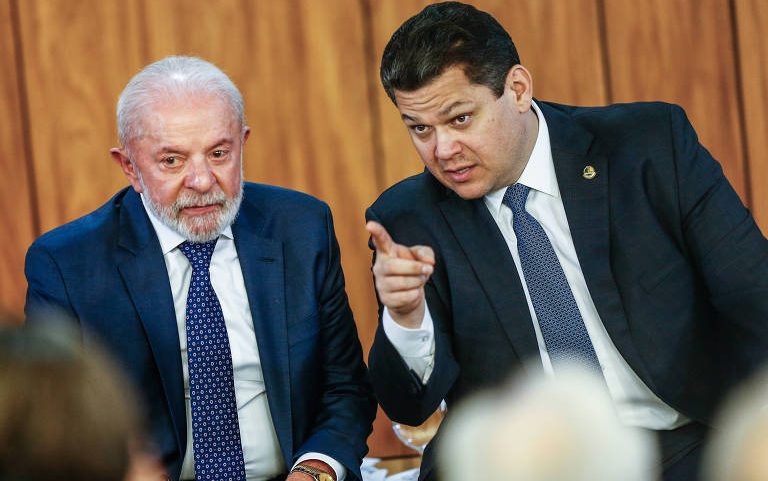O presidente Lula e o chefe do Senado, Davi Alcolumbre