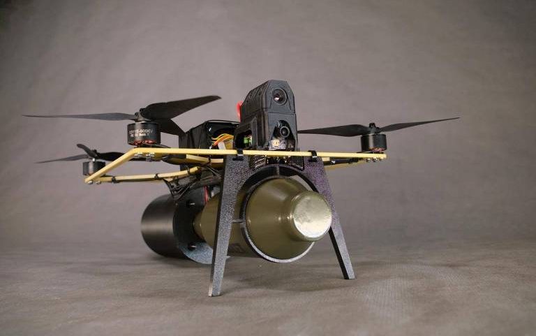 O drone russo KNV, com munição (verde) à frente e unidade de desenrolar de fibra óptica (em preto) atrás