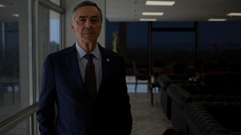 O então presidente do STF, ministro Luis Roberto Barroso, em seu gabinete na corte