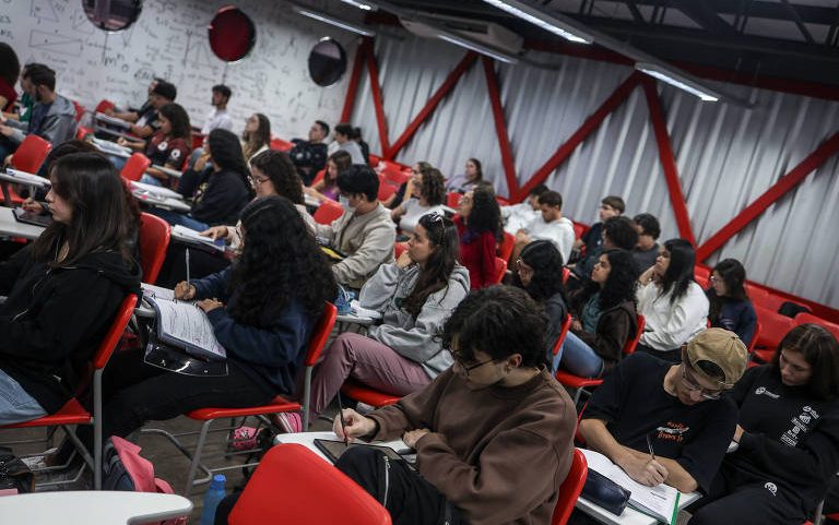 Estudantes durante aula de história em um cursinho pré-vestibular, em Campinas (SP)