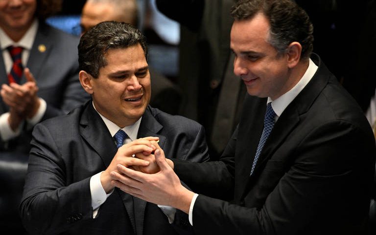 O presidente do Senado, Davi Alcolumbre, e o senador Rodrigo Pacheco no dia em que o primeiro foi eleito para comandar a Casa