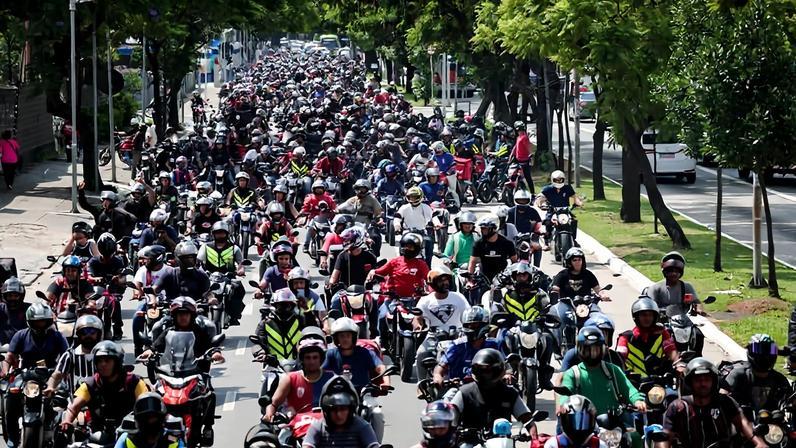 Entregadores de aplicativos fazem motociata em São Paulo