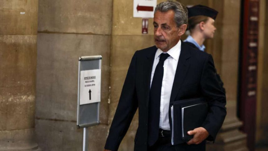 O ex-presidente francês Nicolas Sarkozy chega ao Palácio da Justiça de Paris em 26 de maio de 2026 para seu julgamento em segunda instância. Ele é acusado de ter solicitado financiamento líbio para sua campanha eleitoral de 2007 em troca de ajuda para restaurar a imagem de Trípoli após um atentado mortal.