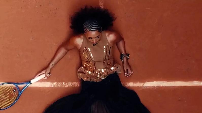 Naomi Osaka em ensaio feito com o look que jogou em Rolland Garros