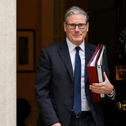 Premiê britânico enfrenta pressão após derrota eleitoral e perda de aliados