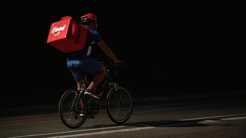 Entregador do iFood em ação: 250 000 deles são conectados pelo aplicativo a 330 000 restaurantes