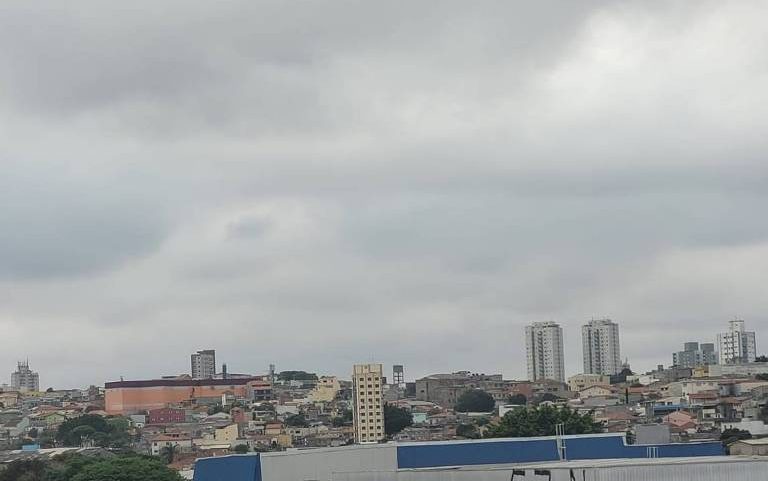 Dia com muita nebulosidade e frio na zona leste da capital paulista; previsão para este sábado é de temperaturas de 13°C a 21°C, com sol entre nuvens