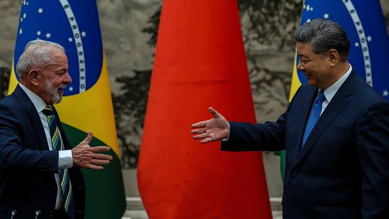 Lula e Xi Jinping, em Pequim, durante visita oficial do brasileiro à China