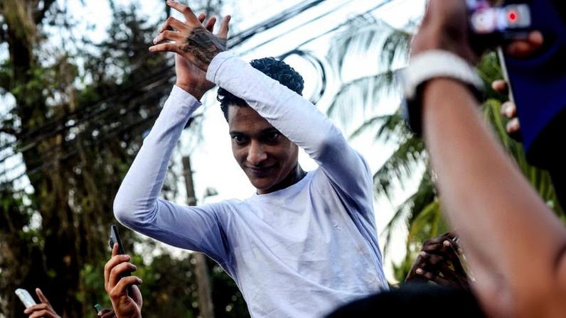 Oruam cercado por multidão ao deixar presídio de Bangu 3, em setembro de 2025
