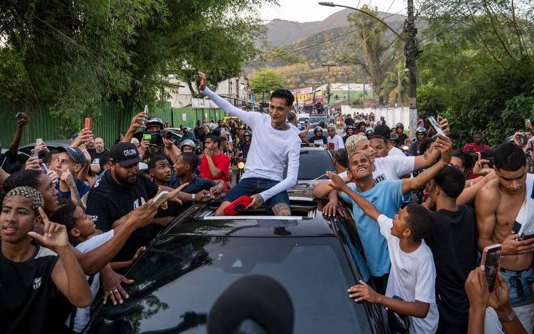 Oruam é recebido por fãs após sair da cadeia, em setembro de 2025