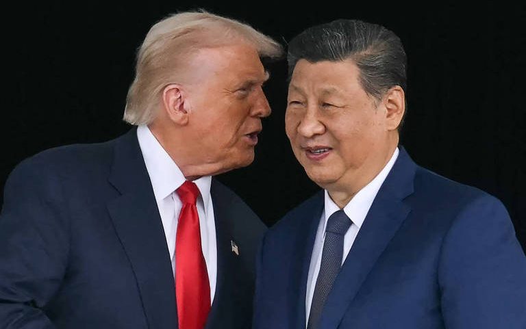 O presidente dos EUA, Donald Trump, e o dirigente da China, Xi Jinping, durante encontro em Busan, na Coreia do Sul, em outubro de 2025