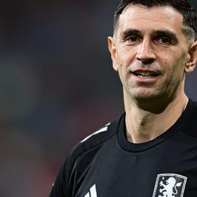 Dibu Martínez atuou na final da Europa League com condição física comprometida