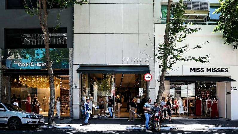 Lojas de roupas na rua Carmo Cintra, no Bom Retiro, em São Paulo